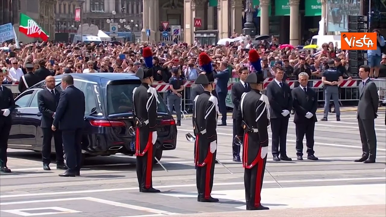 Bandiere del Milan e cori da stadio in piazza Duomo per Berlusconi: 