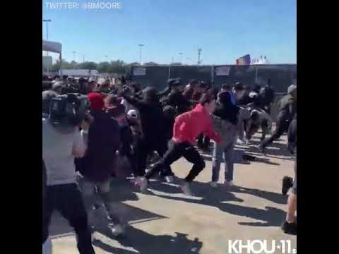 Fans to Astroworld Festival get pushed down while getting in