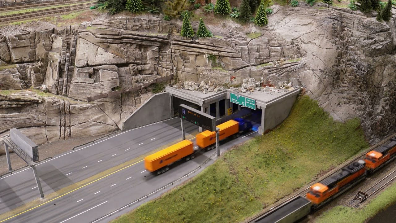 [4K] Faszinating Model Railroad US Rocky Mountains Layout 1:87 - YouTube