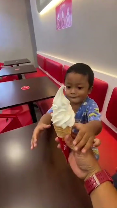 adek Atha mau es krim jumbo🥶😱#fyp #fypシ゚viral #eskrim #anak #mixue