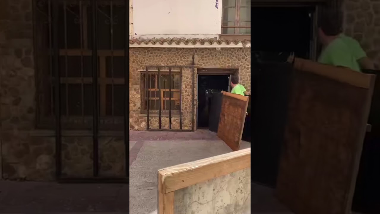 Wild Bull Charges Into House – Shocking Rodeo Escape Caught on Camera! 