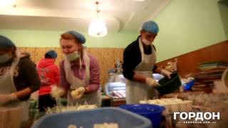 На кухне Евромайдана поют гимн Украины, рок-н-ролл и молятся
