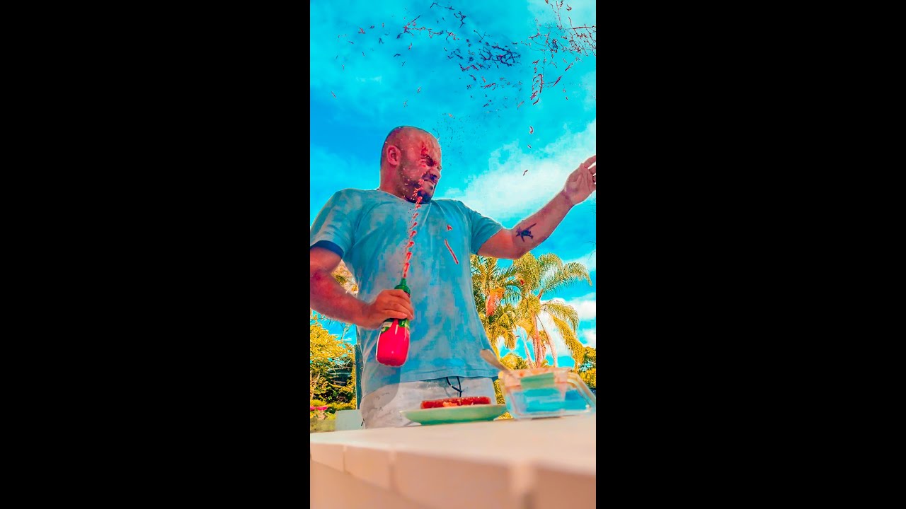 Он получил прямо в лицо!