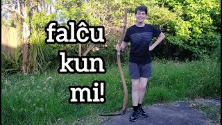 NI FALĈU KUNE! (Kaj kompreneble, per falĉilo!)