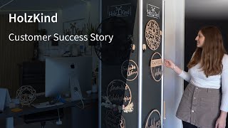 Customer Story HolzKind
HolzKind is a company based in the heart of Lower Austria, in Wetzmannsthal. Established in 2021, the company originated from a personal quest to find a meaningful Christmas gift for the daughter of the founder Melanie Wieser.
HolzKind specializes in wooden decorative items, including name circles, signs, cake toppers, engravings like memory boxes, lunch boxes, and snack boards – the possibilities with a Trotec laser are endless. Customer Story HolzKind