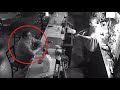 Rapinatore gli punta il fucile al petto e lui si accende una sigaretta: la reazione diventa virale