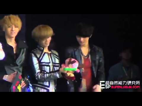 121002 EXO-M ending じゃれあう Luhan Tao @ China Korea Friendship Concert 엑소엠 エクソM