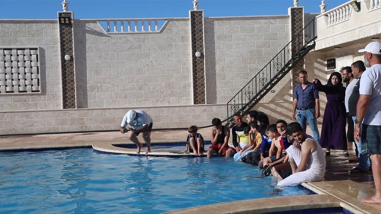 غطّاس في إدلب يعلم ذوي الاحتياجات الخاصة السباحة ويسعى لإشراكهم في بطولات عالمية