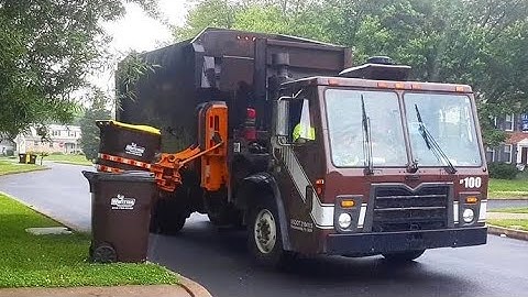 Whitetail  disposal Mack leu labrie side loader