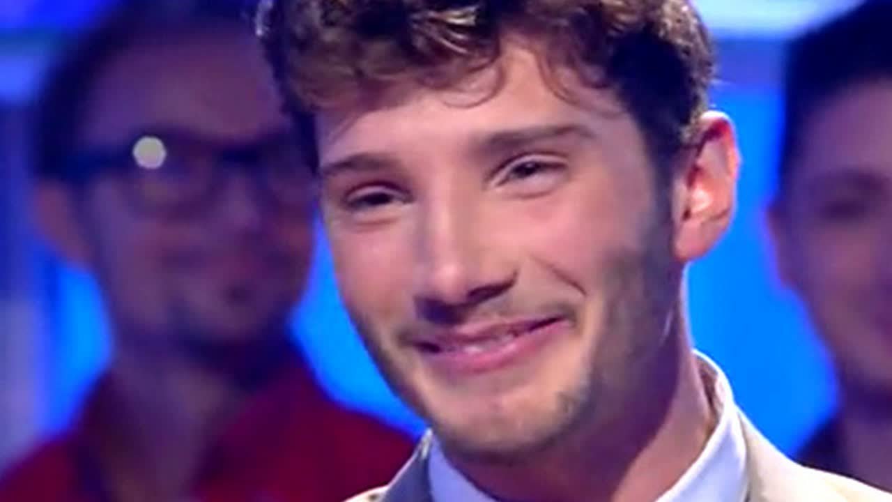STEFANO DE MARTINO VUOLE TORNARE AD AMICI - YouTube