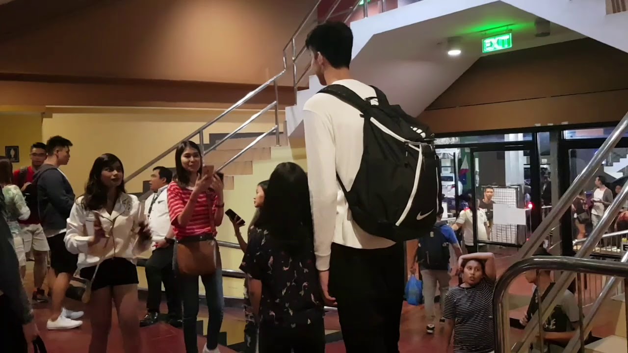 Kai Sotto nakikipagpicture sa mga fans after Gilas Cadet game vs. Mapua