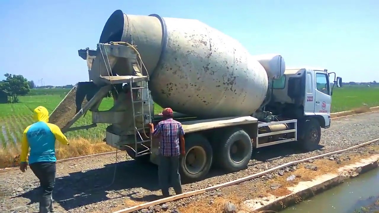 PROSES PENGECORAN JALAN  DESA OLEH MOBIL TRUK  MOLEN  COR 