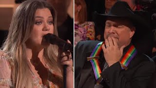 Kelly Clarkson's Emotional Performance Of Garth Brooks' The Dance