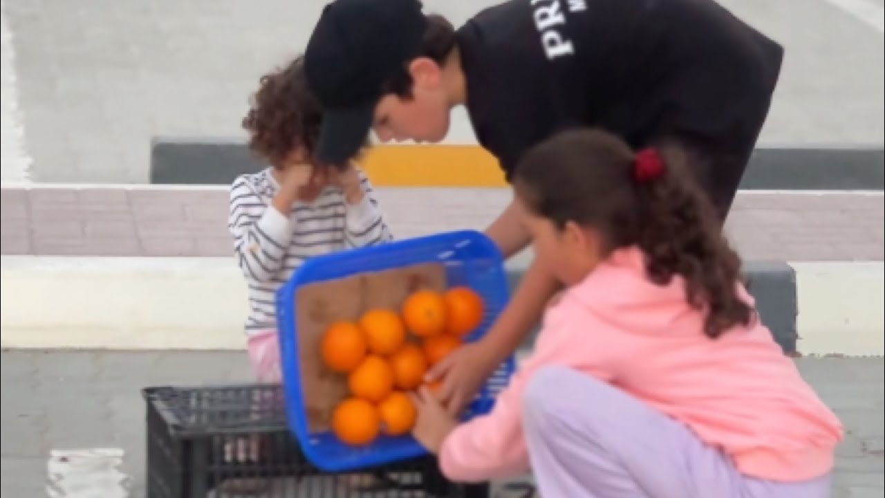 سرقو البرتقال من طفلة تبيع البرتقال ولن تصدق لماذا فعلو هذا الشيء؟