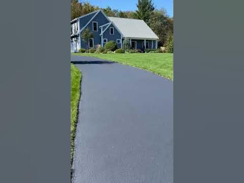 Sealcoating driveway before and after - YouTube