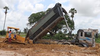 Extremely ! dump truck stuck in deep mud recovery by bulldozer ឡានដឹកដីជាប់ផុងជួយដោយអាប៉ុល