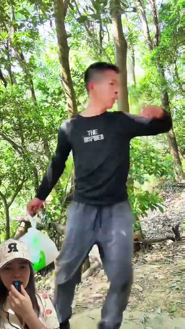 LEMPAR BOLA SAMPAI MENARA GUNUNG ⁉️BERHASIL KEJAR GAK ??#shorts #funny #dubbing