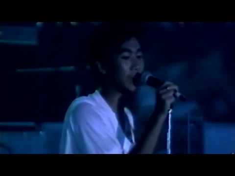 [珍貴片段] Beyond(Indie) 24歲黃家駒俾台妹強吻, 之後講野語無倫次 (1986台北演唱會)