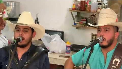 Luis y Julián Jr y Carlos y José en la #peda cantando Asesino a Sueldo.