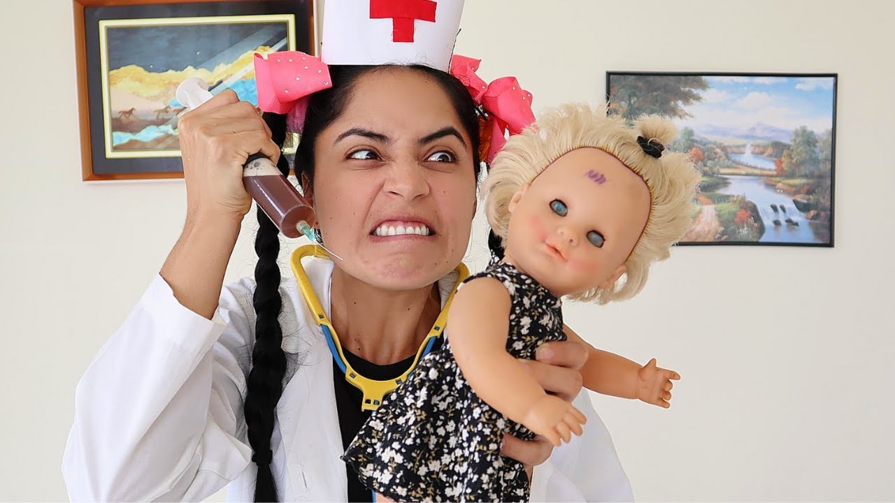 Jugando a las muñecas con mi prima 👧🏻😂