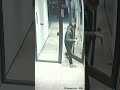 DOS LADRONES INTENTARON ASALTARLO EN LA PUERTA DE SU EDIFICIO Y LOS ENFRENTÓ A TROMPADAS
