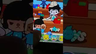 Oyuncak Isteyen Bir Velet Ve Annesi