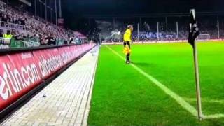 St.Pauli vs Schalke 04 Becherwurf auf Linienrichter