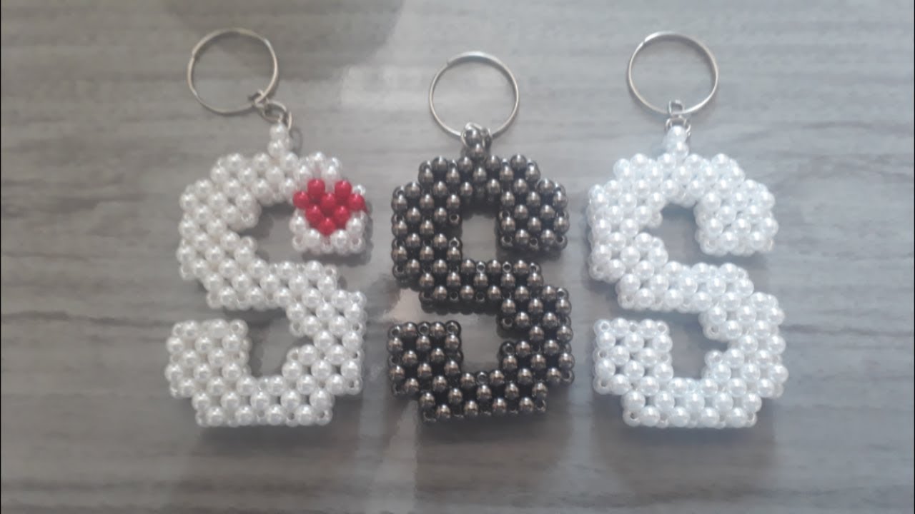 Chaveiro letra S de pérolas