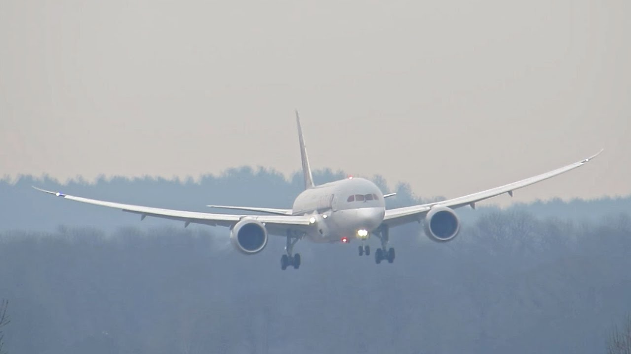 Qatar Airways Boeing 787-8 Dreamliner A7-BCD arrival at Munich Airport Ankunft München Flughafen