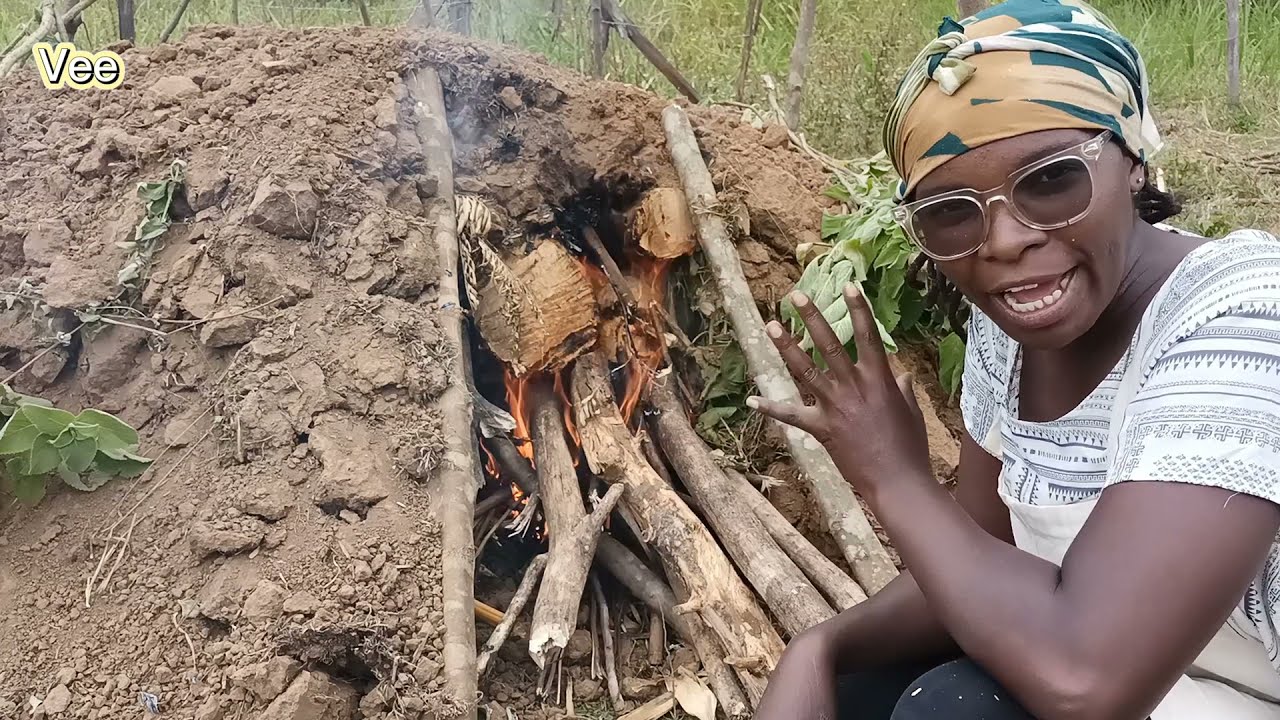 Типичная жизнь африканской деревни // Производство древесного угля в нашем африканском доме.