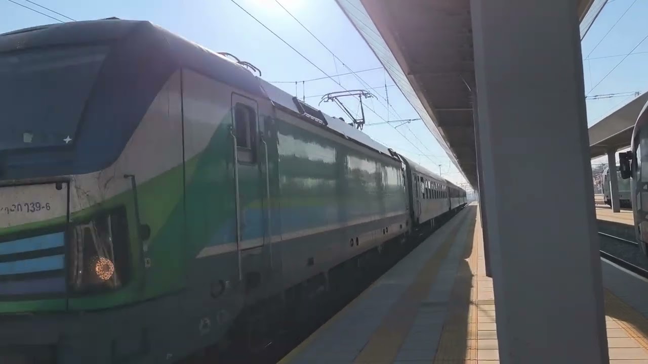 БВ 8613 София-Бургас пристига на ЦГ Пловдив с локомотив 80039 Хан Омуртаг 