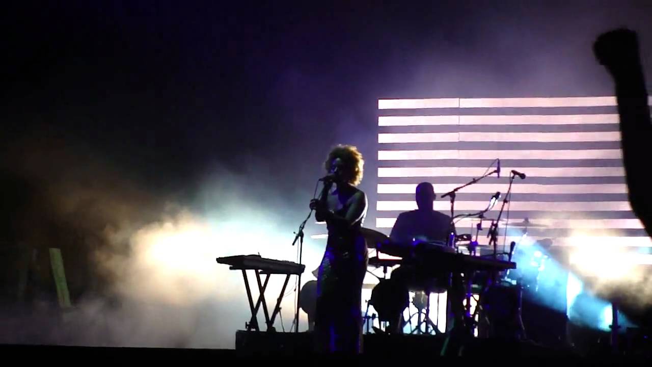 Massive Attack - Teardrop HD (live @ Frequency, 2010)
