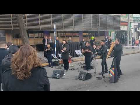 Interpretación del Himno Nacional Argentino. 50 aniversario del Banco Nación sucursal esquina norte