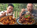 牛肉就要大塊吃才過癮，鮮美的湯汁也不浪費，哥倆拌飯吃爽了！ 【鐵鍋視頻】