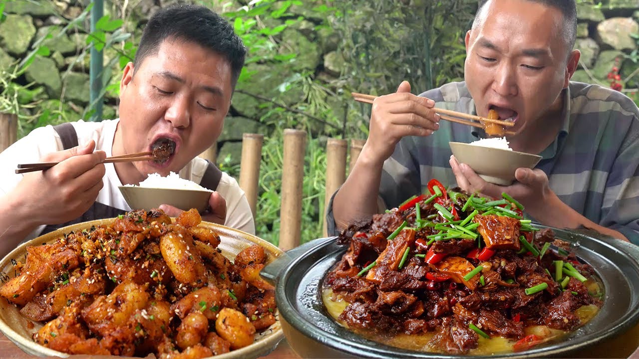 牛肉就要大塊吃才過癮，鮮美的湯汁也不浪費，哥倆拌飯吃爽了！ 【鐵鍋視頻】