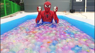 Spider Man Popping 1000 Water Balloons! screenshot 4