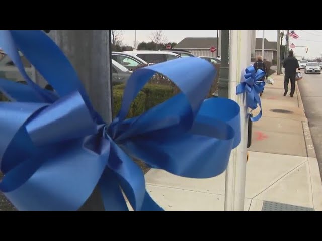 Volunteers Place Blue Ribbons Around Massapequa Park