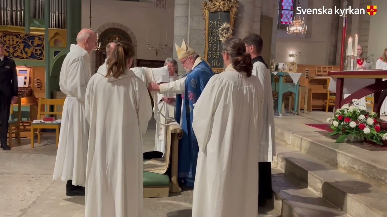 Per Stumle vigdes till präst av biskop emeritus Sven-Bernhard Fast i Visby domkyrka