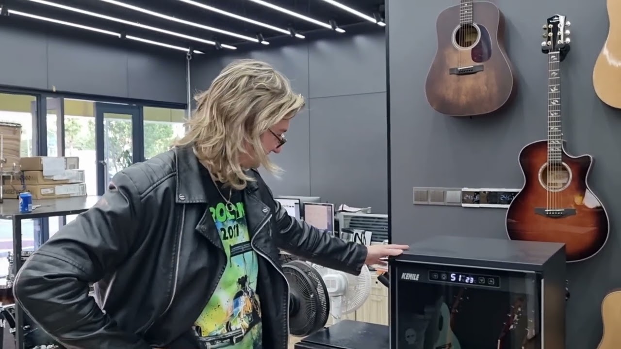 Обзор музыкального магазина в Китае (гитары)