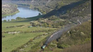 Старый советский тепловоз ползет вверх по долине Днестра. 