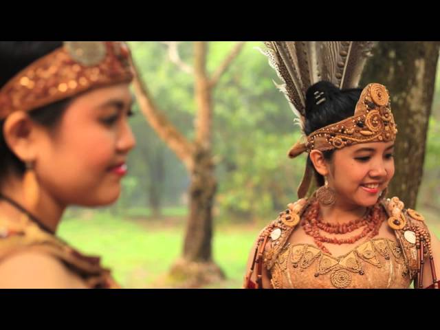Lagu Dayak Kalimantan Barat (BORNEO MENARI) voc. Fausta & Dhea (Official Music Video) class=