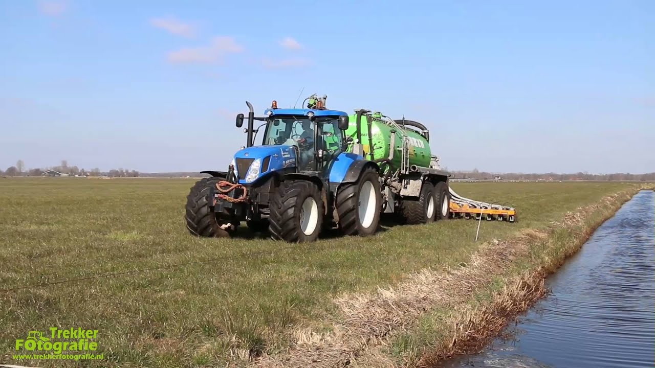 Loonbedrijf Lageveen aan het grasland bemesten