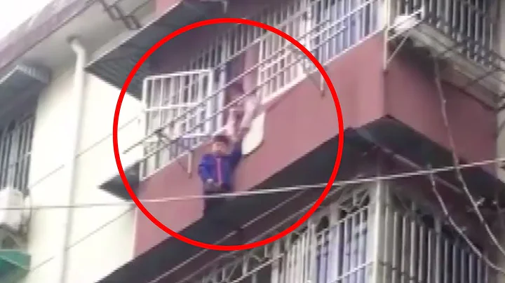 Sister holds onto little brother trapped outside of window in E China - DayDayNews