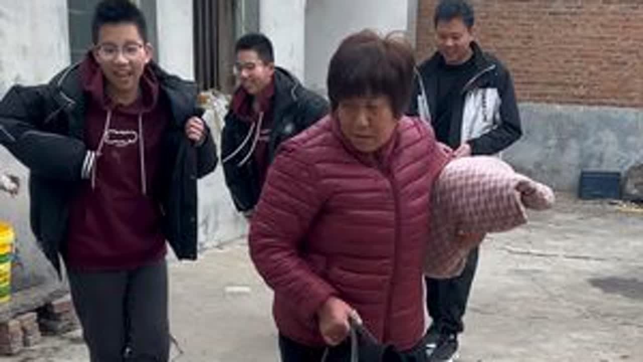 回泰安过十五去了，公公看见俩孙子高兴的合不拢嘴……零添加的西瓜酱豆来啦19.9发2瓶送一瓶蚝油，夹馒头卷饼就面条特别下饭，不好吃包退…… #记录我的真实生活 #记录农村生活 #婆媳