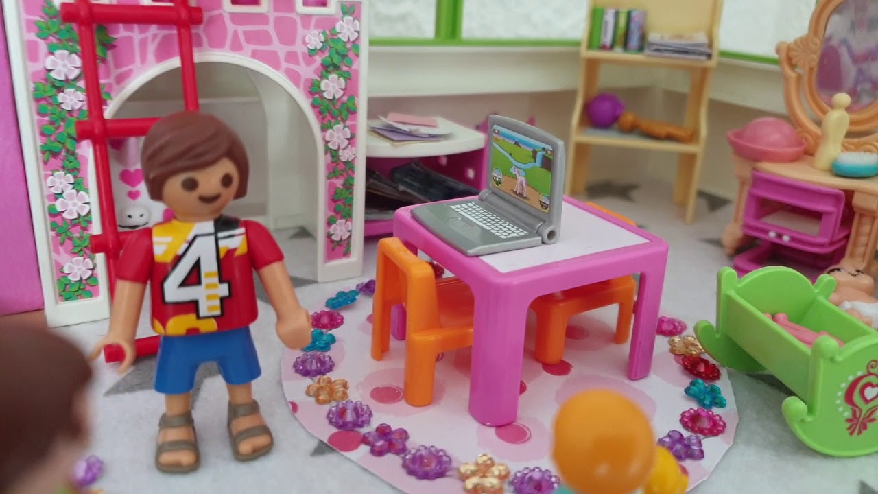 Chloé en français présente une histoire Playmobil : une nounou un peu bizarre 🤑😰😈