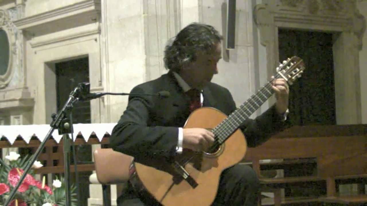 Silvestre Fonseca plays Nem às paredes confesso (Fado)