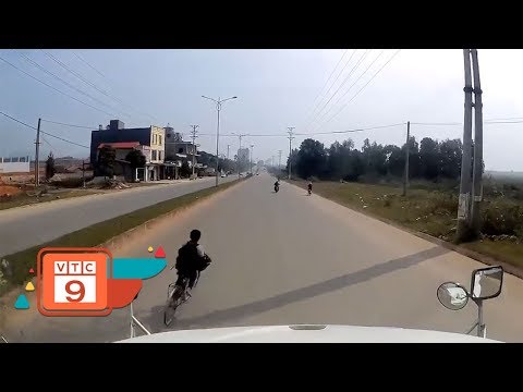 Video Xe tải đánh lái tránh xe đạp, suýt đâm 2 người phụ nữ... - youtube