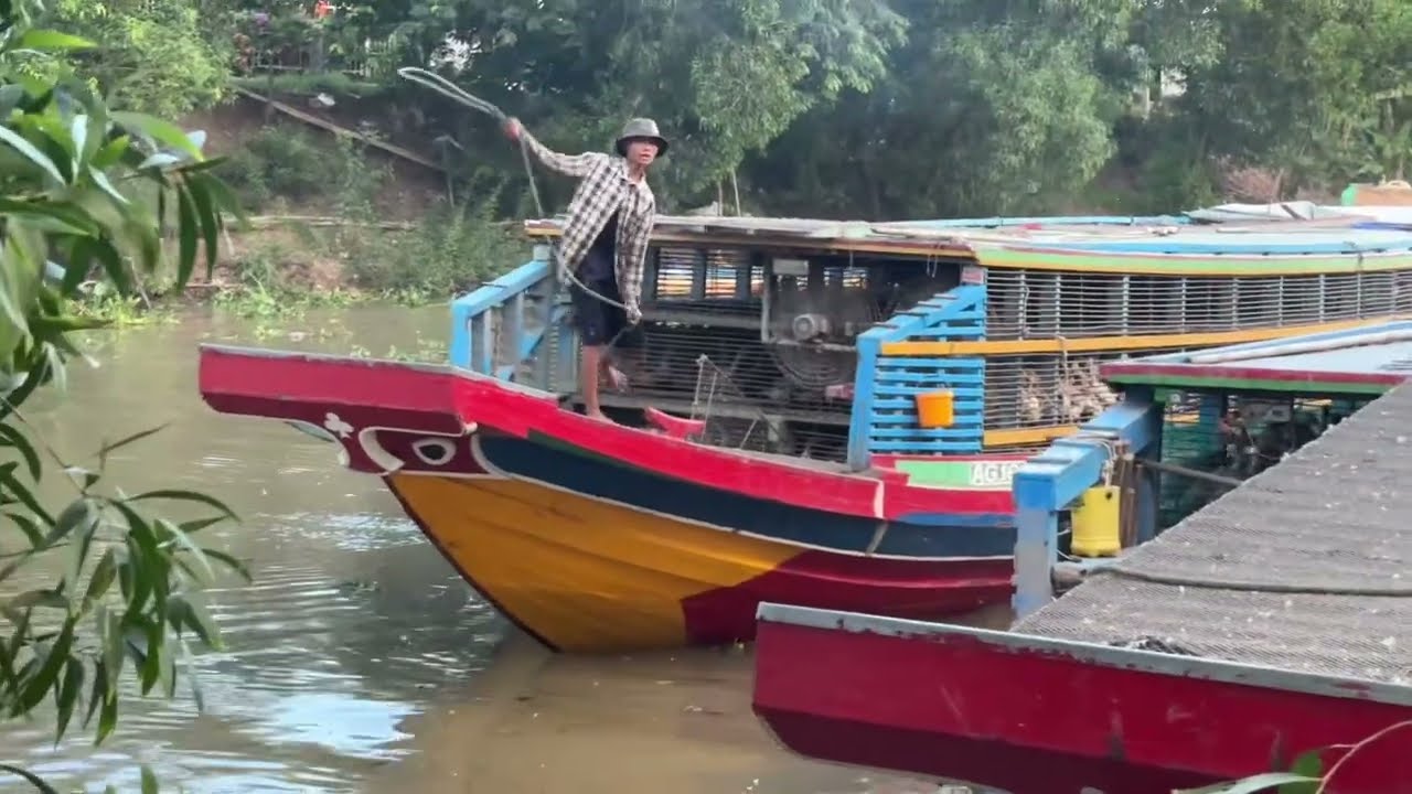 “Vietnamese Farmers’ Impressive Duck Unloading Skills”
