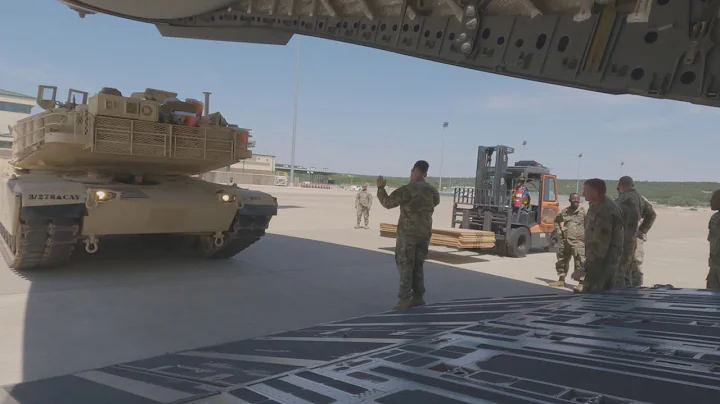 M1A1 Abrams Loaded Onto C17 for Dover Air Show - DayDayNews