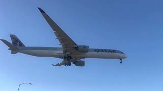 朝のLos Angeles国際空港　Qatar QR741. Airbus A350-1041